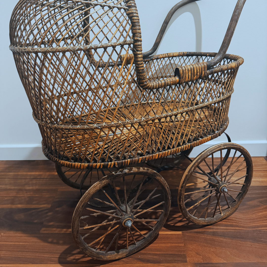 Vintage Pram Décor – Natural Rattan Brown